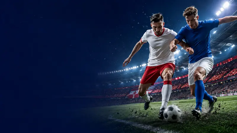 Dwóch piłkarzy walczących o piłkę na stadionie